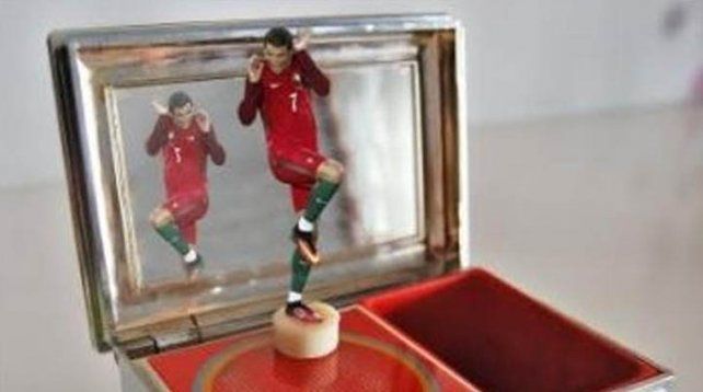 Lluvia de memes por la extraña pose de Cristiano Ronaldo