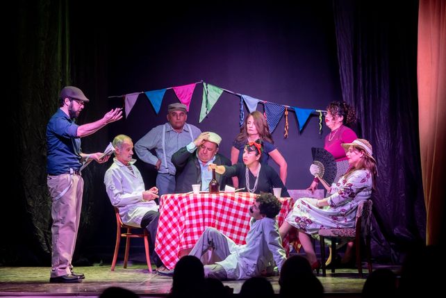 El Centro Cultural Comunal se vio colmado de vecinos que acompañaron con entusiasmo esta nueva producción teatral y reconocieron con un cálido y prolongado aplauso el trabajo realizado por el Taller de Teatro Comunal “Magnafama”.