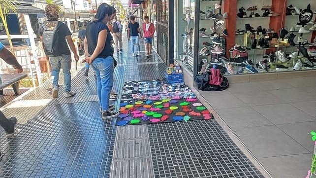 Baldosas podotáctiles en Paraná y un reclamo que persiste