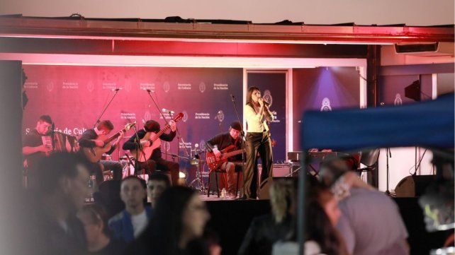 Ritmos Argentinos llega a Colón con música en vivo y suelta de libros
