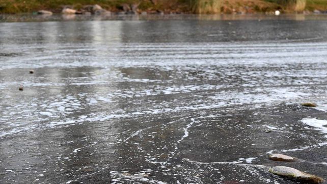 Las bajas temperaturas congelaron el río de Santa Rosa de Calamuchita