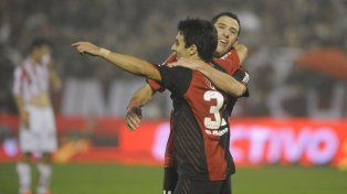 Juntos a la par. Maxi Rodríguez y Nacho Scocco fueron fundamentales en el título de 2013.