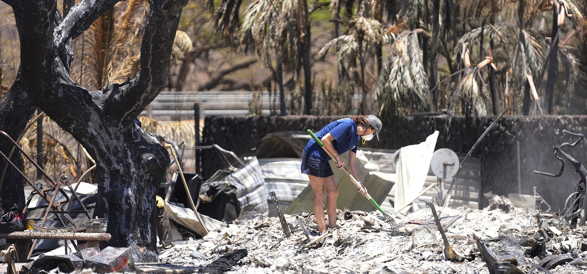 Una mujer excava entre los escombros de una casa destruida por un incendio forestal en Lahaina, Hawái. Con una crisis de vivienda que ha dejado fuera de precio a muchos nativos hawaianos, así como a familias que han vivido allí durante décadas, aumenta la preocupación de que Maui podría convertirse en el último ejemplo de Una mujer excava entre los escombros de una casa destruida por un incendio forestal en Lahaina, Hawái. Con una crisis de vivienda que ha dejado fuera de precio a muchos nativos hawaianos, así como a familias que han vivido allí durante décadas, aumenta la preocupación de que Maui podría convertirse en el último ejemplo de