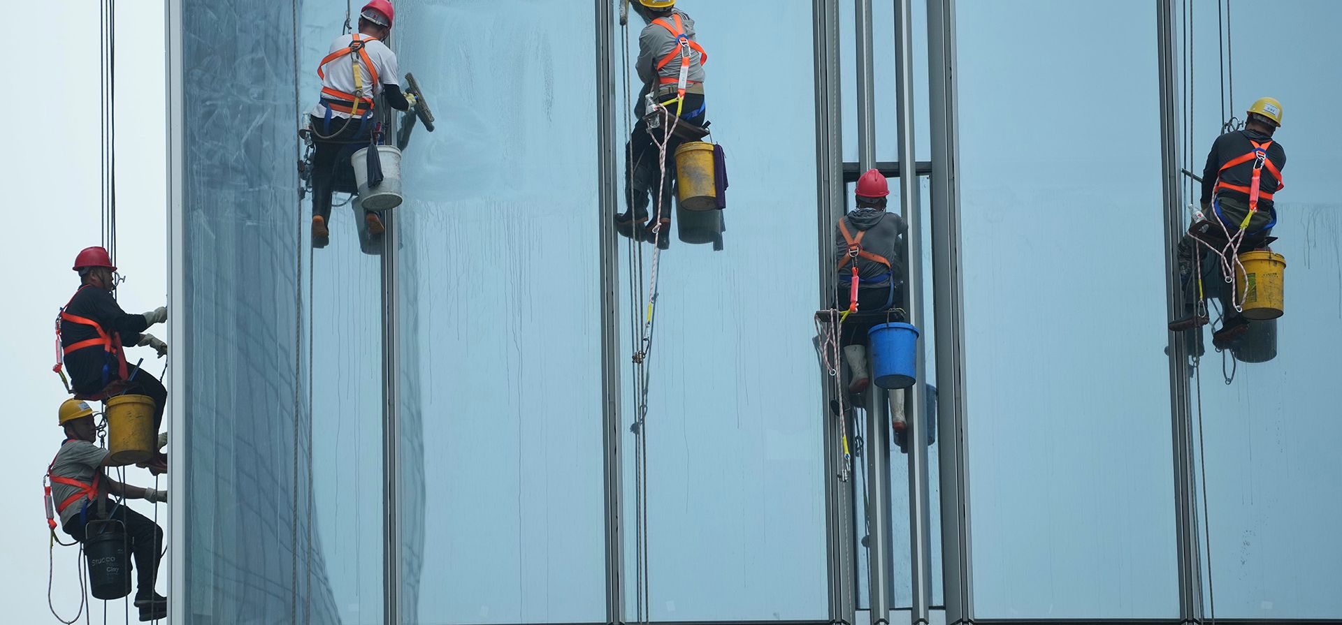 Trabajadores limpian los paneles de las ventanas de un edificio de oficinas comerciales en Pekín, China, el jueves 23 de julio de 2026. (Foto AP/Achmad Ibrahim) Trabajadores limpian los paneles de las ventanas de un edificio de oficinas comerciales en Pekín, China, el jueves 23 de julio de 2026. (Foto AP/Achmad Ibrahim)