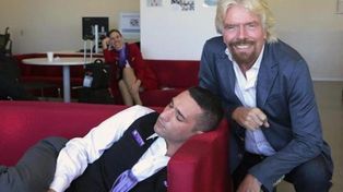 El dueño de Virgin sorprendió a un empleado durmiendo en el trabajo y se sacó una foto con él