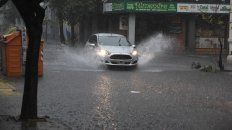 llueve y pareciera que se esconden llueve y pareciera que se esconden