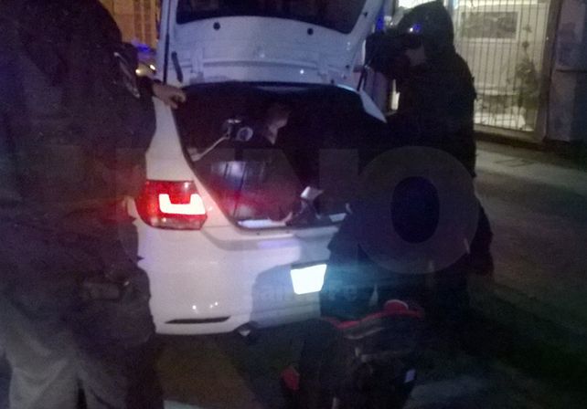Detuvieron a un joven que iba armado y con droga por la Recoleta santafesina