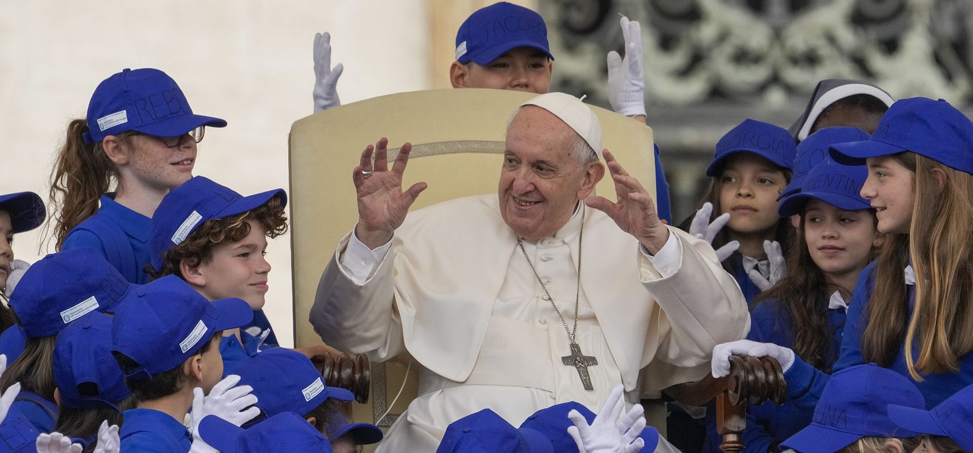 El Papa Francisco saluda a un grupo de niños durante su audiencia general semanal al aire libre en la Plaza de San Pedro en el Vaticano, el miércoles 4 de mayo de 2022.