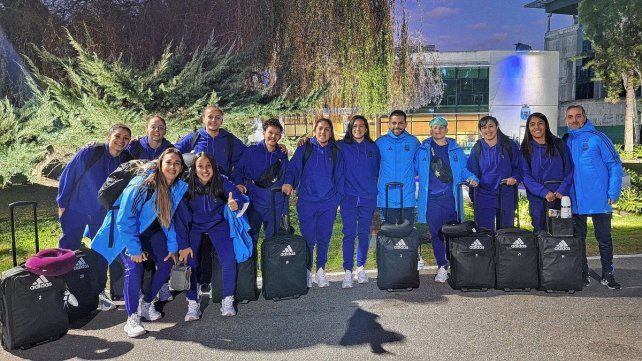 La Selección Argentina Femenina está llegando en tres tandas a Auckland para la disputa del Mundial.