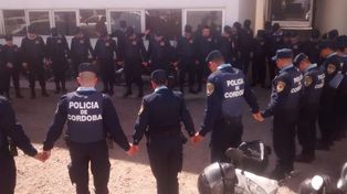 La foto de policías rezando antes de salir a patrullar, viral en las redes sociales