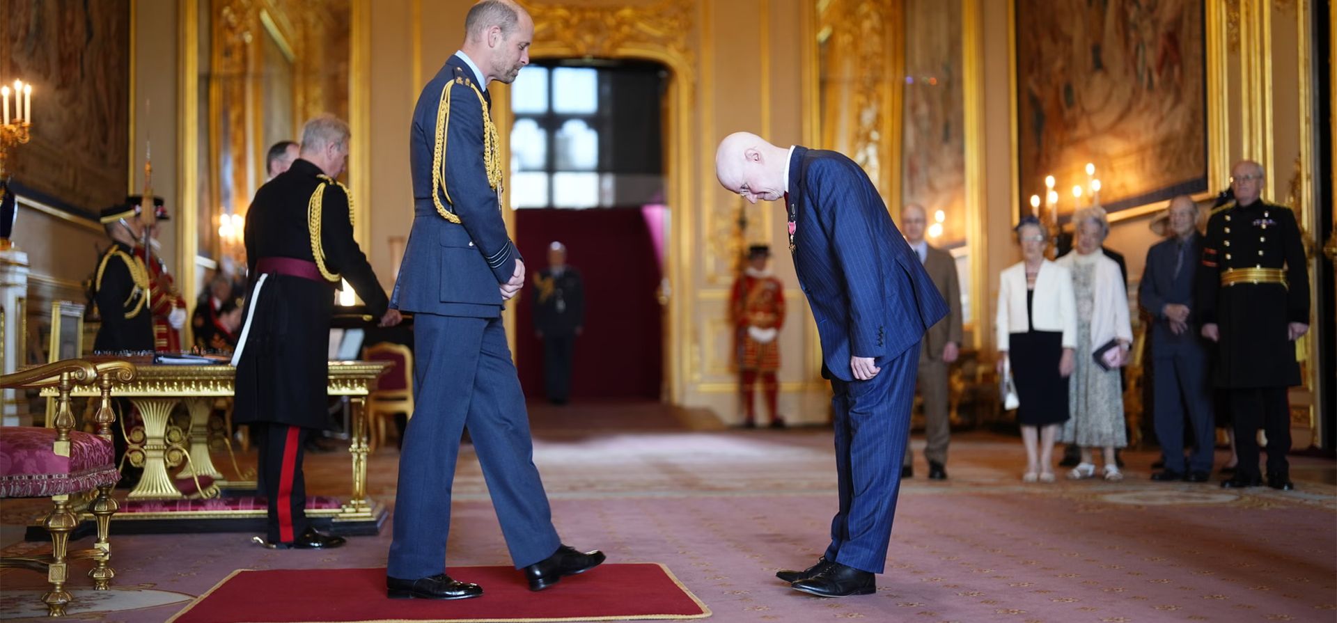 Windsor, Reino Unido. El comediante, actor y escritor Matt Lucas recibe la Orden del Imperio Británico (OBE) de manos del Príncipe de Gales en el Castillo de Windsor. Fotografía: Jordan Pettitt/PA Windsor, Reino Unido. El comediante, actor y escritor Matt Lucas recibe la Orden del Imperio Británico (OBE) de manos del Príncipe de Gales en el Castillo de Windsor. Fotografía: Jordan Pettitt/PA