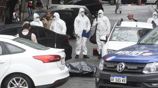 Policías y peritos en Tucumán y Belgrano este jueves, donde un ex policía disparó contra un asaltante, identificado como Sergio Villarreal, residente en Tucumán