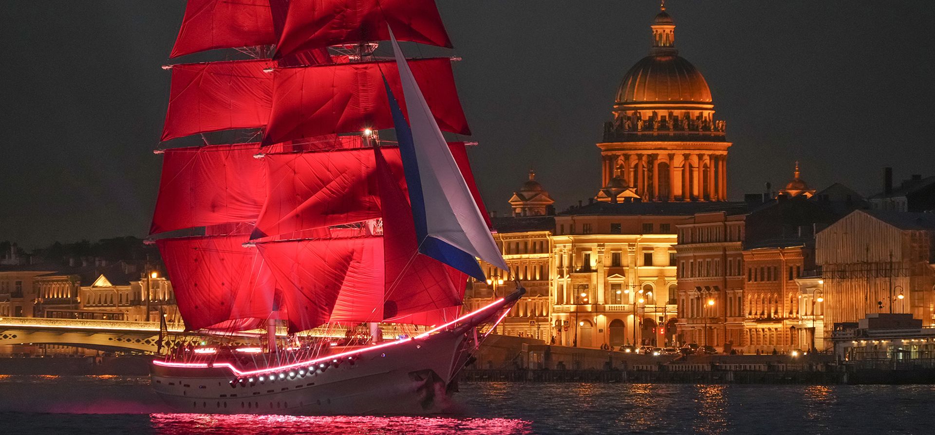 Un bergantín con velas escarlatas flota en el río Neva durante un ensayo para las festividades de Velas Escarlatas que marcan la graduación escolar en San Petersburgo, Rusia, el miércoles 22 de junio de 2022.