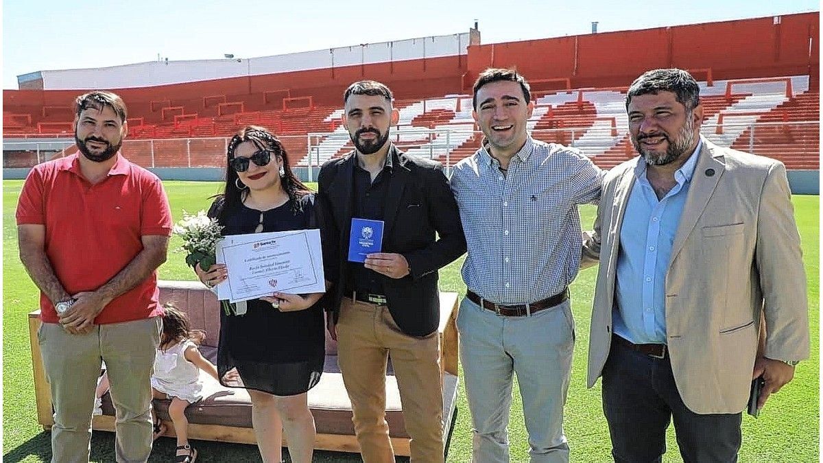 Hinchas de Unión dieron el sí en el césped del estadio 15 de Abril