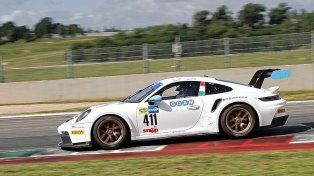 Matías Russo bajo la conducción del Porsche 911 junto a Vittoria Piria.