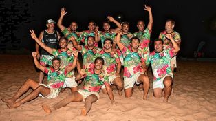 Los jugadores de La Tahona celebran la conquista de la Copa de Oro.