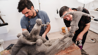 Miguel Jerónimo Villalba y Daniel Mirtov, autores de la idea, trabajan en la maqueta de Messi.
