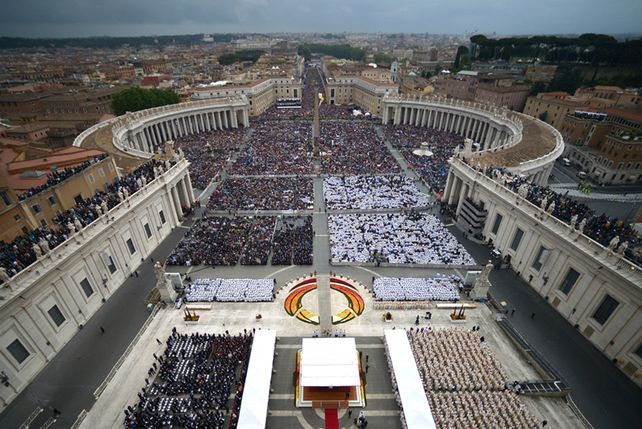 Francisco celebró la canonización de Juan Pablo II y Juan XXIII