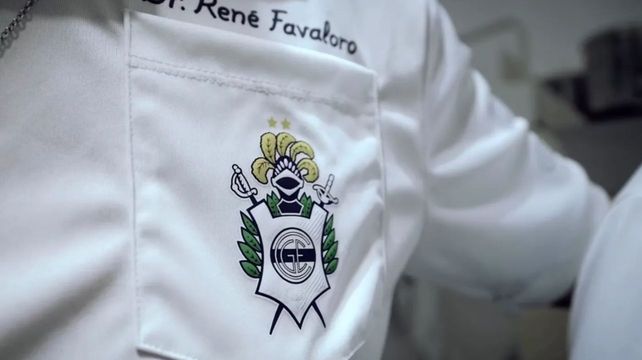 La camiseta de Gimnasia que rinde homenaje al cardiocirujano René Favaloro