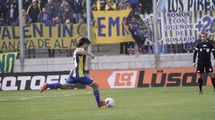 Malcorra ejecuta el penal que se irá afuera por el palo derecho del arquero. Una oportunidad perdida para Central.