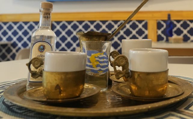 La taberna griega está ambientada con la cultura y la decoración típica. En el armado, cuenta Alejandra que ayudaron tanto su familia como sus amigos.