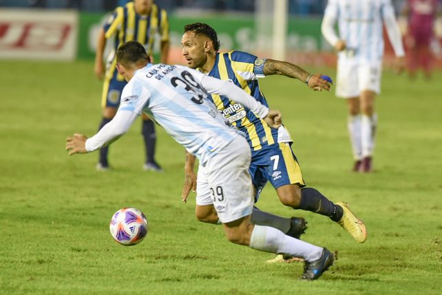 Montoya intenta superar a Orihuela. El Chaqueño dio un mal pase al final y de ahí llegó el empate.