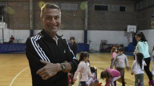 David Biondo en Fortín Barracas, el tradicional club de la zona norte de la ciudad, entidad donde enseña patín artístico hace 42 años.
