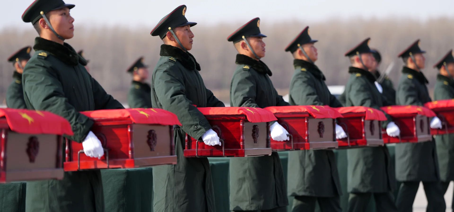 Soldados cargan ataúdes que contienen los restos de los voluntarios chinos que murieron en la guerra de Corea en el aeropuerto internacional de Taoxian, en la provincia nororiental de Liaoning, Shenyang, China. Fotografía: Xinhua/Rex/Shutterstock Soldados cargan ataúdes que contienen los restos de los voluntarios chinos que murieron en la guerra de Corea en el aeropuerto internacional de Taoxian, en la provincia nororiental de Liaoning, Shenyang, China. Fotografía: Xinhua/Rex/Shutterstock