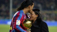Ronaldinho y su madre Miguelina, en la época dorada del brasileño en Barcelona. Ronaldinho y su madre Miguelina, en la época dorada del brasileño en Barcelona.