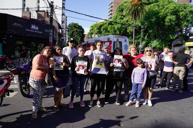 Familiares y amigos de Valentín realizaron este martes a la tarde una protesta en Pellegrini y Francia para exigir justicia.