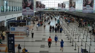 Ezeiza y Aeroparque comenzaron a normalizar sus vuelos pasadas las 16