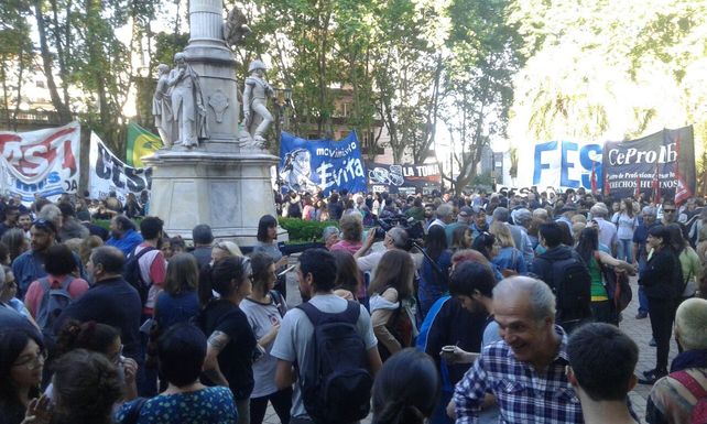 La ronda de las Madres de la plaza 25 de mayo abraza a la familia Maldonado
