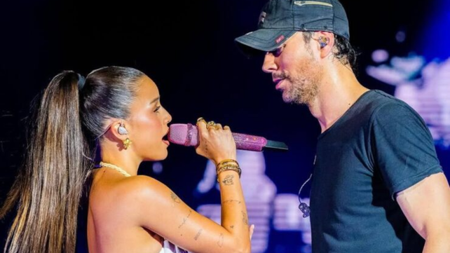 Emilia Mernes y Enrique Iglesias en el escenario