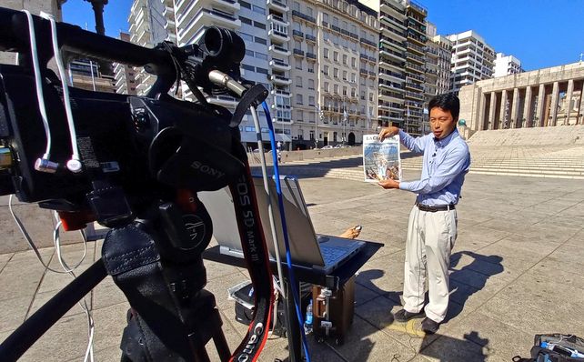 Decano mundial. El enviado de la TV pública japonesa abrió el noticiero mostrando la tapa de La Capital desde el Monumento.