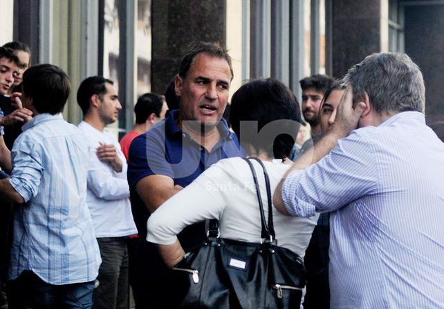 El plantel y los dirigentes de Lanús llegaron a Santa Fe para despedir a Diego Barisone