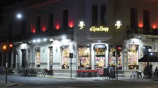 El operativo por violencia de género finalizó con daños a un local gastronómico.