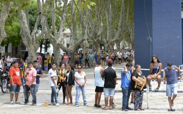Largas colas en las boleterías del Gigante para el amistoso de Central de mañana