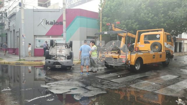 Choque de dos camionetas con vuelco y un policía herido