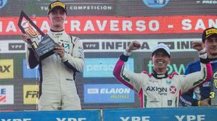 Tiago Pernía recibió el trofeo de manos de su papá Leonel, que celebra como si hubiera ganado en San Nicolás. Y sí, fue su triunfo también. Ahora, los dos estarán en Rosario para el TC 2000.