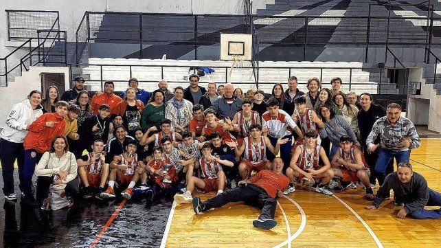 Los U15 de Unión A cerraron un semestre inicial con la vuelta olímpica al alzarse con el Torneo Oficial U15.