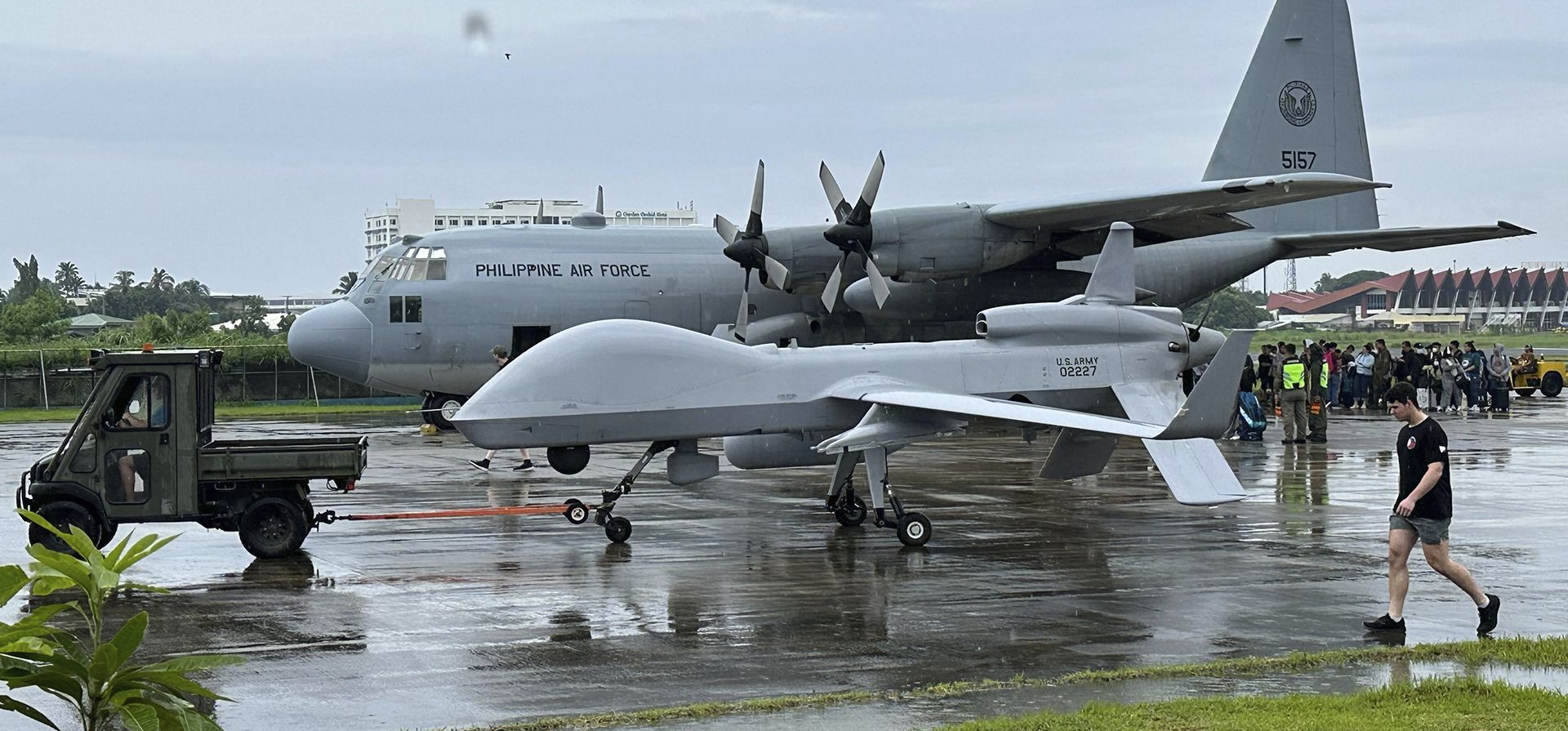 Un dron de la Marina de los EE. UU., se ve junto a un avión C130 filipino en el aeropuerto de Zamboanga, en el sur de Filipinas, el martes 3 de junio de 2025. (Foto AP/Joeal Calupitan) Un dron de la Marina de los EE. UU., se ve junto a un avión C130 filipino en el aeropuerto de Zamboanga, en el sur de Filipinas, el martes 3 de junio de 2025. (Foto AP/Joeal Calupitan)