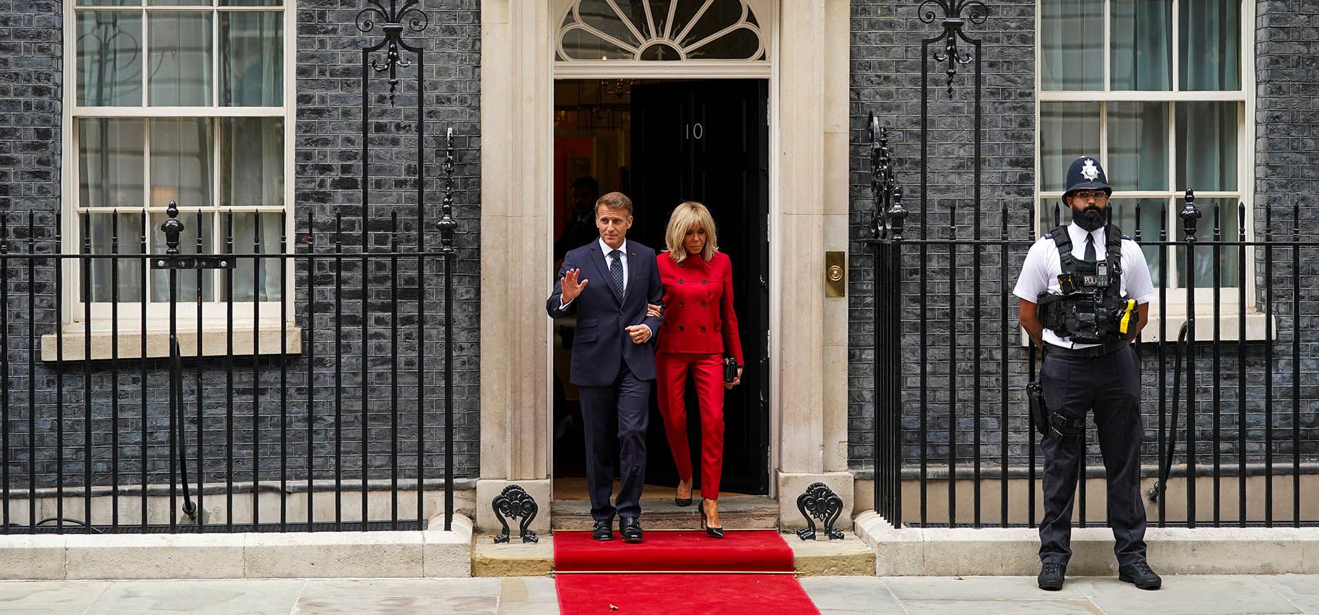 El presidente francés Emmanuel Macron y su esposa Brigitte Macron salen tras reunirse con el primer ministro británico Andy Burnham en el número 10 de Downing Street, en Londres, el jueves 3 de septiembre de 2026. (Foto AP/Alberto Pezzali)