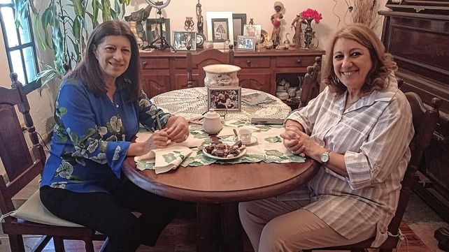 Mónica Fein junto a Clara García antes de dirigirse a votar