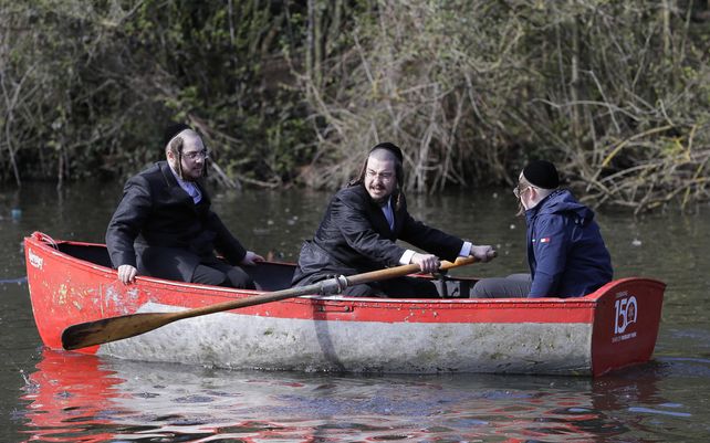 La gente disfruta de un lago con botes en Finsbury Park