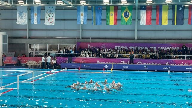 Con fuerte acento rosarino, el waterpolo se empezó a adueñar de su nueva casa