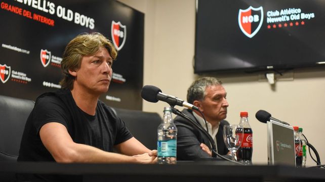 El 7 de noviembre de 2022 Gabriel Heinze fue presentado por Astore como DT de Newells.
