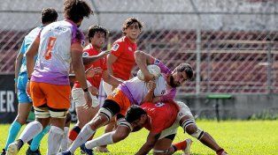El santafesino Juan Cruz Strada, jugador de Dogos XV, observa atentamente el desarrollo de esta acción del equipo de Cobras en San Pablo.