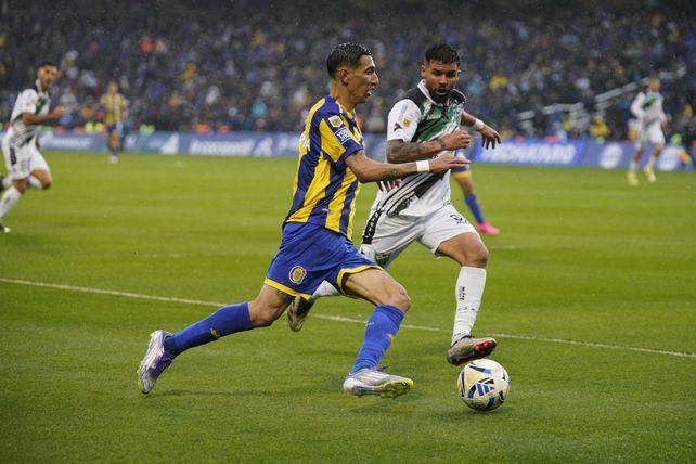 Di Mar&iacute;a intenta el desborde por derecha ante la marca del defensor de San Mart&iacute;n (SJ).