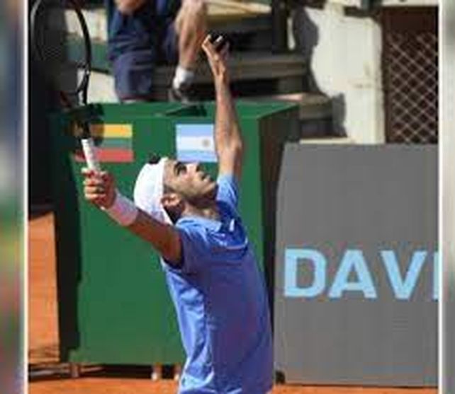Cer&uacute;ndolo aport&oacute; su punto a la Argentina merced al triunfo que logr&oacute; en el primer turno ante Vilius Gaubas por 6-1, 6-7 (6-8) y 6-2.