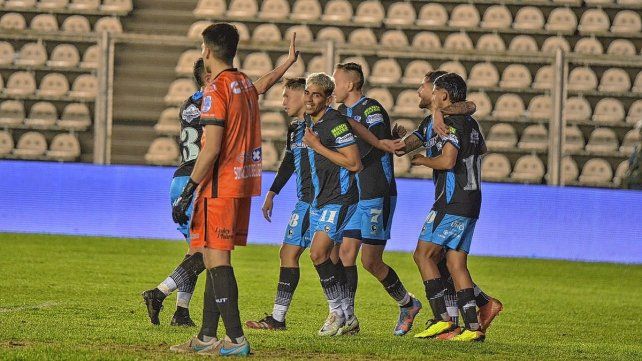 Almagro derrotó a Excursionistas y clasificó a los octavos de final.